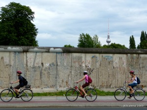 Passando de bike numa parte preservada do Muro