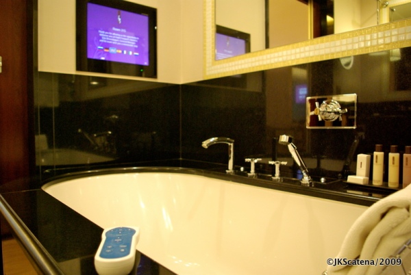 Televisão na banheira, com controle à prova d’água